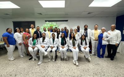 Hospital Docente Semma Santiago realiza acto de imposición de placas a nuevos residentes de Medicina Interna